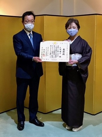 羽鳥隆総領事より『在外公館長表彰』の表彰状を受け取った五明明子さん　Photo courtesy of Consulate-General of Japan in Vancouver