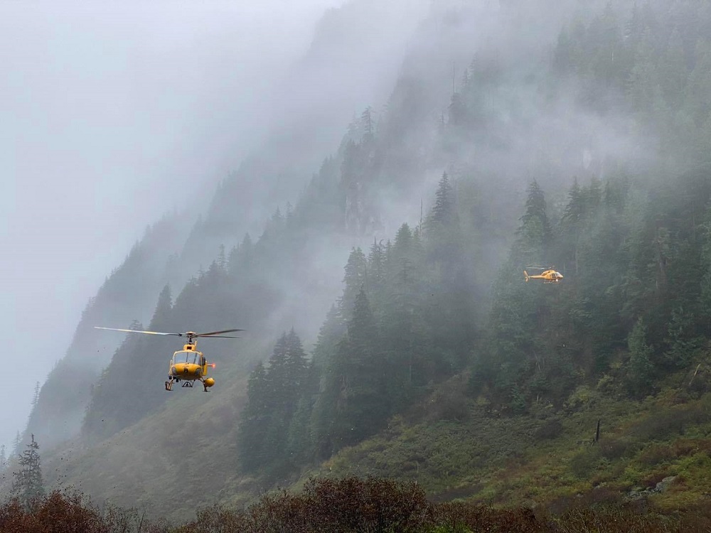ヘリコプターで捜索を行うノースショアレスキュー  © North Shore Rescue