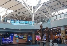 航空機・列車利用時の新型コロナワクチン接種義務を解除 バンクーバー国際空港の到着ロビー Photo@ The Vancouver Shinpo