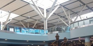 カナダ、入国制限を緩和へ バンクーバー国際空港の到着ロビー Photo@ The Vancouver Shinpo