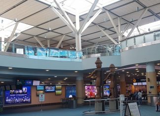 ワクチン接種完了のカナダ人と永住者、入国時の隔離不要に バンクーバー国際空港の到着ロビー Photo@ The Vancouver Shinpo