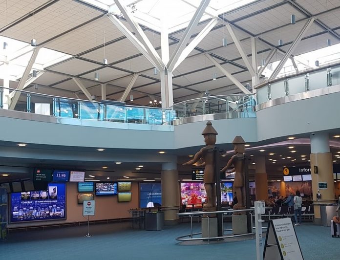 バンクーバー国際空港の到着ロビー　Photo@ The Vancouver Shinpo