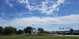 米加国境閉鎖の延長、空路での渡米者に検査義務付け カナダBC州とアメリカ・ワシントン州との国境にあるピースアーチ。Photo by Keiko Nishikawa