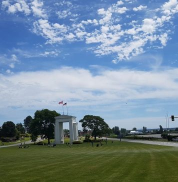 水際対策緩和で、カナダから陸路でアメリカへ カナダBC州とアメリカ・ワシントン州との国境にあるピースアーチ。Photo by Keiko Nishikawa
