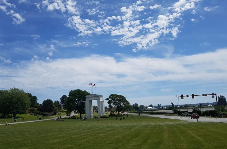 陸路でも入国前PCR検査を義務化 カナダBC州とアメリカ・ワシントン州との国境にあるピースアーチ。Photo by Keiko Nishikawa