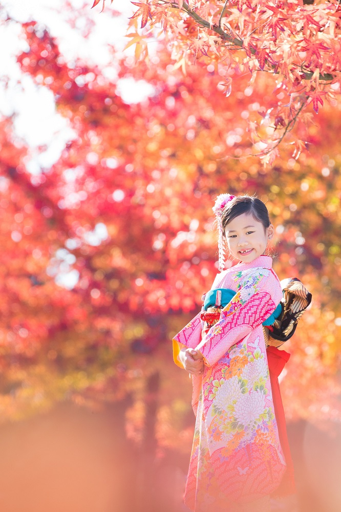  美しい紅葉をバックに七五三の記念撮影　© Colour In Memory