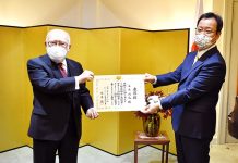 桜楓会元会長、桑原誠也氏に在外公館長表彰 在外公館長表彰を受賞 したバンクーバー桜楓会元会長、桑原誠也氏と在バンクーバー日本国総領事 羽鳥 隆氏 Photo courtesy of Consulate-General of Japan in Vancouver