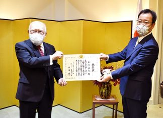 桜楓会元会長、桑原誠也氏に在外公館長表彰 在外公館長表彰を受賞 したバンクーバー桜楓会元会長、桑原誠也氏と在バンクーバー日本国総領事 羽鳥 隆氏 Photo courtesy of Consulate-General of Japan in Vancouver