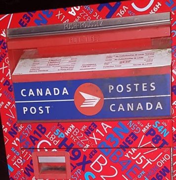 小形包装物なら航空便も可能-日本からの郵便物 Canada Post ©The Vancouver Shinpo