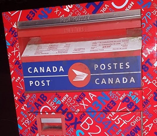 小形包装物なら航空便も可能-日本からの郵便物 Canada Post ©The Vancouver Shinpo