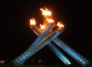 「世界で最も住みやすい都市」、カナダの都市ランク入りせず 2010年2月に開催されたバンクーバー五輪の聖火。©The Vancouver Shinpo