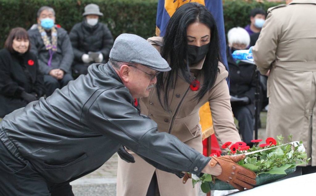 Mr. Mitsui and his daughter Meaghan laying the wreath on November 11, 2020. Photo by ©︎Toru Furukawa/ The Vancouver Shinpo