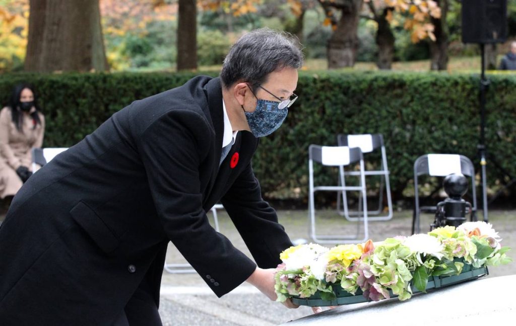 Consul General Takashi Hatori of Consul General of Japan laying the wreath on November 11, 2020. Photo by ©︎Toru Furukawa/ The Vancouver Shinpo