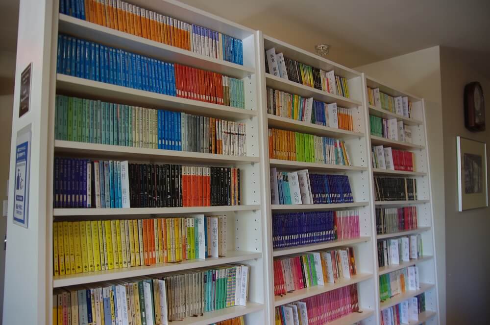 ボランティアが作者順に並べた書架。お目当ての本も探しやすい　Photo © the Vancouver Shinpo