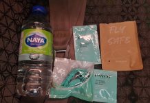 日本に一時帰国、入国体験をレポート14:関空から入国、唾液検査 最初にボトルに入った水と消毒グッズ(手指消毒液とアルコールワイプ)、イヤホンのセットが配られる。 Photo © the Vancouver Shinpo