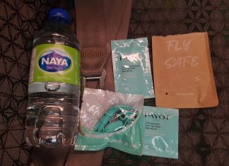 日本に一時帰国、入国体験をレポート14:関空から入国、唾液検査 最初にボトルに入った水と消毒グッズ(手指消毒液とアルコールワイプ)、イヤホンのセットが配られる。 Photo © the Vancouver Shinpo