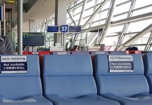 位置確認のOELアプリなど義務化で、こう変わった! 日本入国 唾液を採取したあと、待った場所。正面のモニターに結果がでた番号が表示される Photo © the Vancouver Shinpo