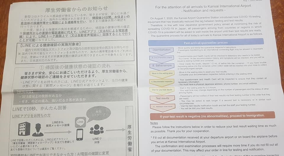 LINEアプリの説明などが書かれた「厚生労働省からのお知らせ」そして入国の手続きの流れが書かれた英語書類　Photo © the Vancouver Shinpo
