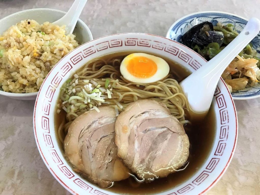 大野醤油ラーメンは少し甘めの醤油の香りが食欲をそそる、あっさりと上品な味わい　Photo © Guest House Pongyi