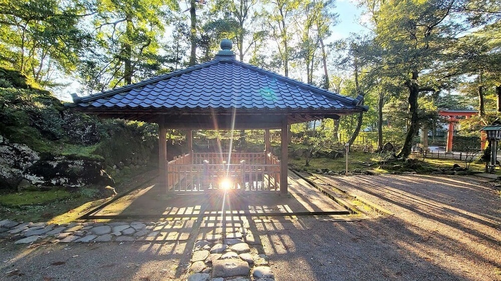 金澤神社のすぐそばにある湧き水、金城霊澤　Photo © Guest House Pongyi