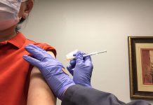 新型コロナワクチン治験体験者に聞く、ワクチン接種について(前編) 新型コロナワクチン接種治験1回目。写真提供 © 片瀬ケイ氏