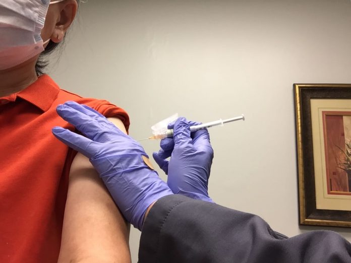 新型コロナワクチン接種治験1回目。写真提供 © 片瀬ケイ氏