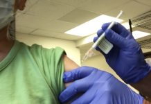 新型コロナワクチン治験体験者に聞く、ワクチン接種について(後編) 新型コロナワクチン接種2回目。写真提供 © 片瀬ケイ氏