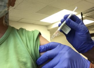 新型コロナワクチン治験体験者に聞く、ワクチン接種について(後編) 新型コロナワクチン接種2回目。写真提供 © 片瀬ケイ氏