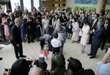 日系文化センター博物館 開館20周年 しなやかな未来へ 両陛下にはグラッドストーン日本語学園の生徒より歓迎の花束が贈られた。Photo courtesy of Nikkei National Museum & Cultural Centre