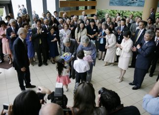 日系文化センター博物館 開館20周年 しなやかな未来へ 両陛下にはグラッドストーン日本語学園の生徒より歓迎の花束が贈られた。Photo courtesy of Nikkei National Museum & Cultural Centre