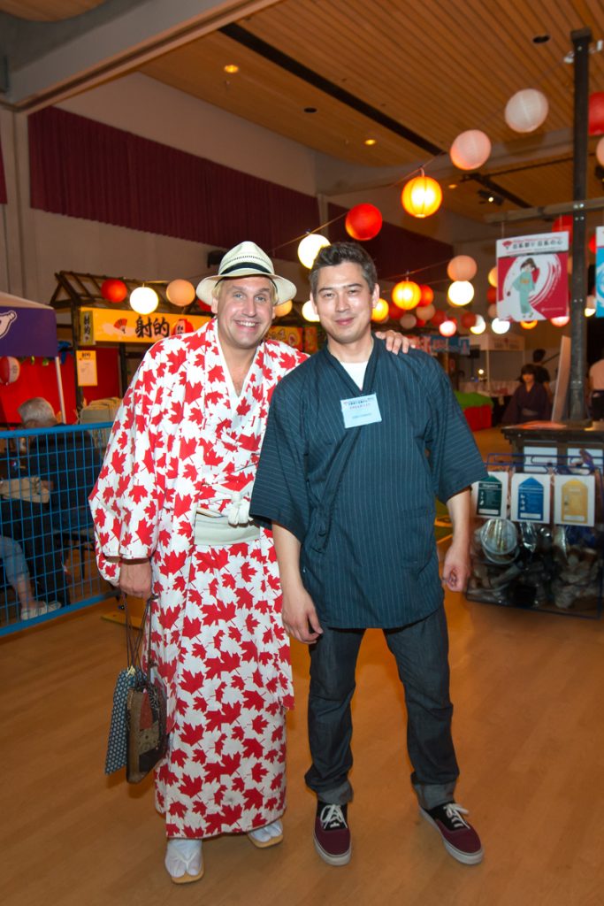 カナダ人落語家の桂三輝さん(左）と第一回日系祭り実行委員会のジョシュ･カワードさん(右)© The Vancouver Shinpo