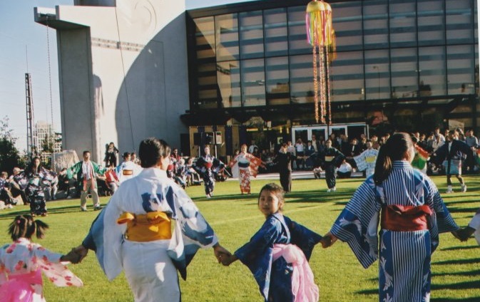 ナショナル日系ヘリテージセンターのオープンを祝って踊りが披露された　Photo Courtesy of Nikkei National Museum & Cultural Centre