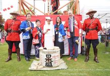 今年は盆踊りやキッズゾーンも復活!日系祭りのチケット販売開始 ︎高円宮妃久子さま、羽鳥隆在バンクーバー日本国総領事)、日系祭り実行委員長、ルイーズ阿久沢さん、日系文化センター・博物館事務局長のケーラ・後新門フォスターさん、マイク・ハーリー・バーナビー市長による鏡開き(写真 Manto Artworks)