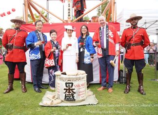 今年は盆踊りやキッズゾーンも復活!日系祭りのチケット販売開始 ︎高円宮妃久子さま、羽鳥隆在バンクーバー日本国総領事)、日系祭り実行委員長、ルイーズ阿久沢さん、日系文化センター・博物館事務局長のケーラ・後新門フォスターさん、マイク・ハーリー・バーナビー市長による鏡開き(写真 Manto Artworks)