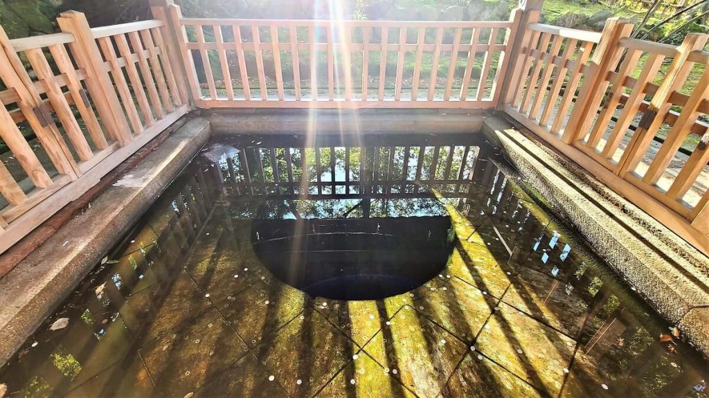 芋ほり藤五郎という人物がこの泉で砂金を洗ったという伝説が残る　Photo © Guest House Pongyi