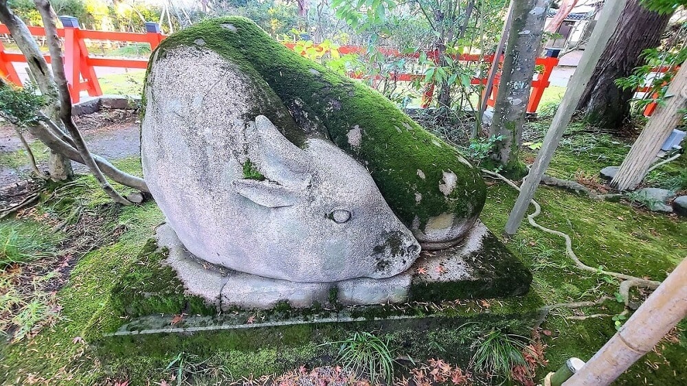 拝殿のすぐ隣にいる夢牛　Photo © Guest House Pongyi