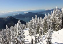 フルオープンが待たれるノースショアのゲレンデ サイプレスマウンテンからのハウサウンドの眺望 Photo ©Cypress Mountain