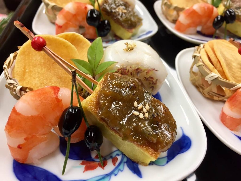 前菜盛り合わせ(赤飯と真鯛の塩麹蒸し、慈姑煎餅、生麩田楽、黒豆蜜煮、海老旨煮)　Photo courtesy of Consulate-General of Japan in Vancouver