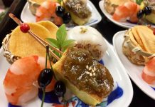 「料理で華やかに迎える新年」在バンクーバー総領事公邸料理人竹内シェフに聞く 前菜盛り合わせ(赤飯と真鯛の塩麹蒸し、慈姑煎餅、生麩田楽、黒豆蜜煮、海老旨煮) Photo courtesy of Consulate-General of Japan in Vancouver