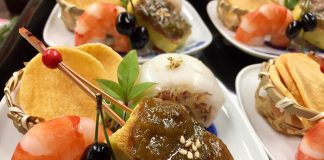 「料理で華やかに迎える新年」在バンクーバー総領事公邸料理人竹内シェフに聞く 前菜盛り合わせ(赤飯と真鯛の塩麹蒸し、慈姑煎餅、生麩田楽、黒豆蜜煮、海老旨煮) Photo courtesy of Consulate-General of Japan in Vancouver