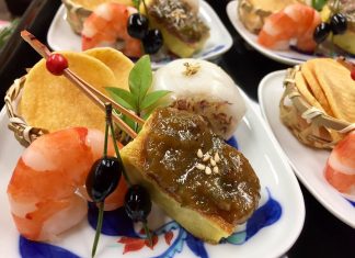 「料理で華やかに迎える新年」在バンクーバー総領事公邸料理人竹内シェフに聞く 前菜盛り合わせ(赤飯と真鯛の塩麹蒸し、慈姑煎餅、生麩田楽、黒豆蜜煮、海老旨煮) Photo courtesy of Consulate-General of Japan in Vancouver