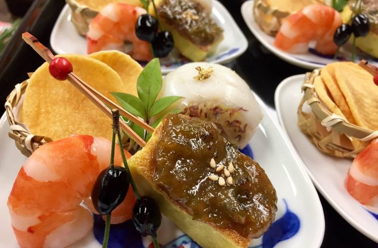 「料理で華やかに迎える新年」在バンクーバー総領事公邸料理人竹内シェフに聞く 前菜盛り合わせ(赤飯と真鯛の塩麹蒸し、慈姑煎餅、生麩田楽、黒豆蜜煮、海老旨煮) Photo courtesy of Consulate-General of Japan in Vancouver