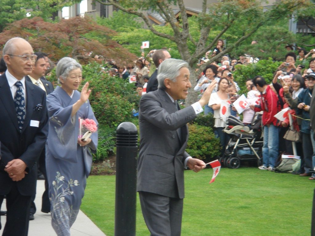 日系センター前では両陛下を一目見ようと多くの人が詰めかけた。Photo ©　高橋百合 The Vancouver Shinpo