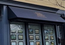 コロナ禍でも不動産価値上昇 不動産業者の店頭 Photo © The Vancouver Shinpo