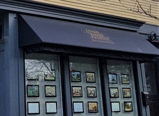 コロナ禍でも不動産価値上昇 不動産業者の店頭 Photo © The Vancouver Shinpo