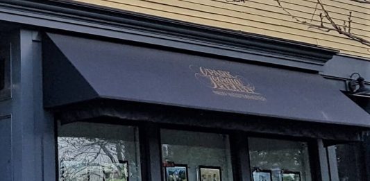 コロナ禍でも不動産価値上昇 不動産業者の店頭 Photo © The Vancouver Shinpo