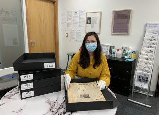 バンクーバー新報のバックナンバー、日系博物館へ 寄贈されたバンクーバー新報を、長期間保存のためアーカイブ用保管ボックスに入れて整理する、NNMCCのコレクションマネージャー、リサ・ウエダさん Photo Courtesy of Nikkei National Museum & Cultural Centre