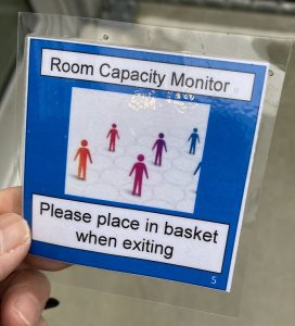 コロナ禍、室内に入る人数も管理されていた。Photo © The Vancouver Shinpo