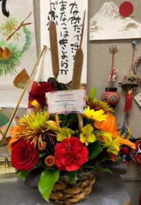 オンタリオ在住の卒業生より「50周年おめでとう」と書かれた花が届いた　©グラッドストーン日本語学園