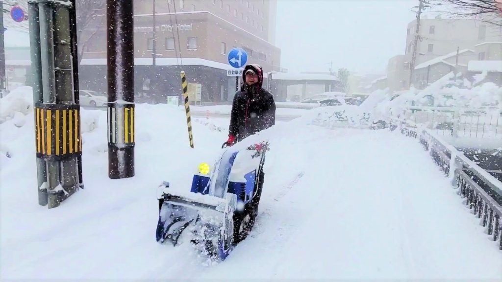 今年は除雪機で楽々除雪！© Guest House Pongyi